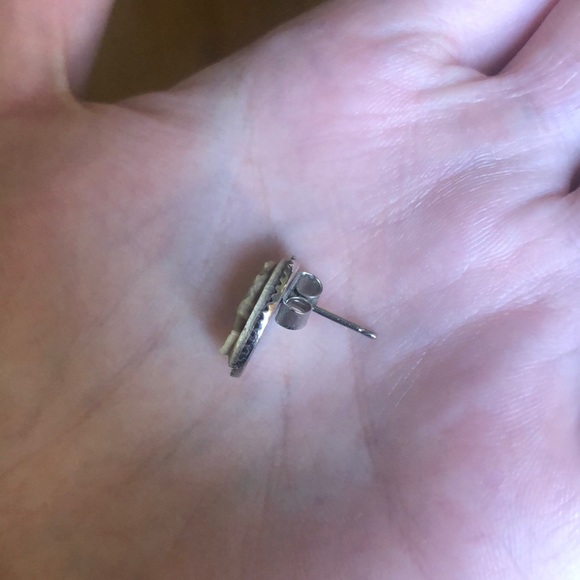 Vintage Cameo Post Earrings - Picture 4 of 4